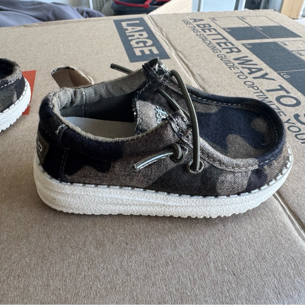 Toddler Hey Dude Camouflage shoe size 5